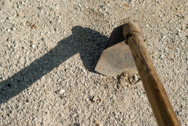 Kuru sert kısır kumlu topraklarda delmek çalışırken bir ilkel çapa bıçağı