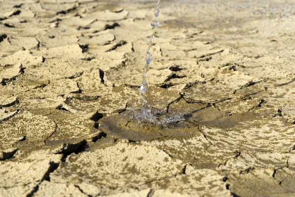 Tetesan Air Menuangkan Bawah Dengan Semprotan Pada Tanah Liat Kering — Stok Foto