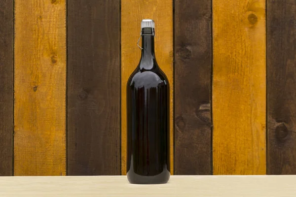 Donker Glas Met Home Wijn Gekurkt Fles Staat Een Plank — Stockfoto
