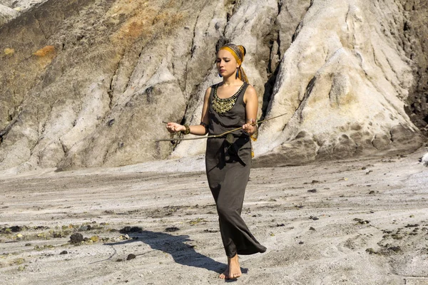 Женщина Этнической Восточной Одежде Ищет Воду Пустынной Местности Методом Даусинга — стоковое фото