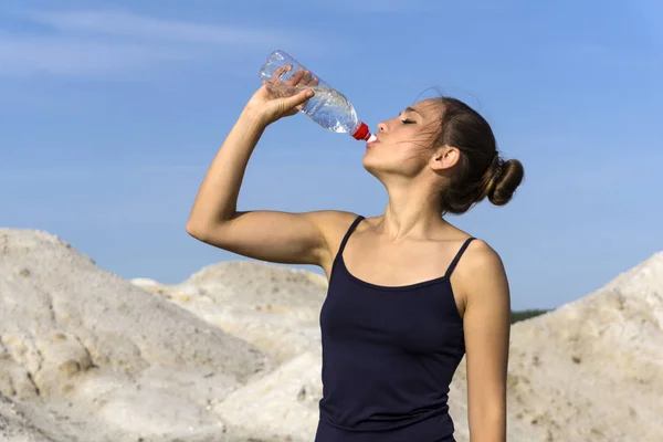 Jeune Fille Sportive Mince Boit Eau Une Bouteille Plastique Après — Photo