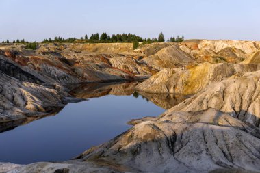 manzara - göl kaolin madencilik güzel yamaçları ile harcanan bir taş ocağı akarsu izleri ile alt