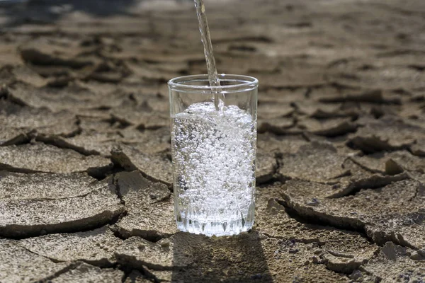 Pure Eau Fraîche Claire Est Versée Dans Bécher Verre Debout — Photo