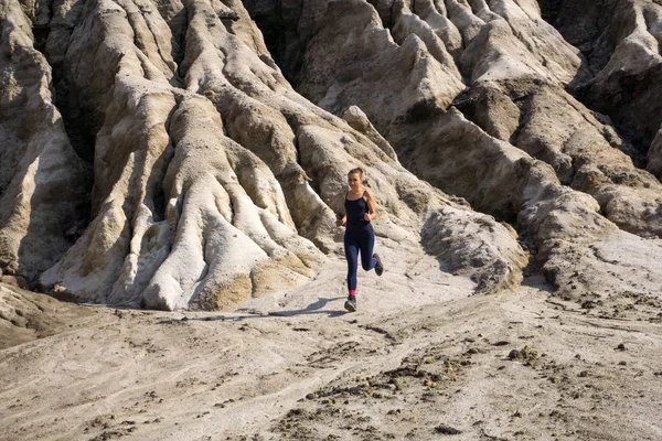 Юная Стройная Атлетичная Девушка Бежит Грубой Пустынной Горной Местности — стоковое фото