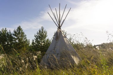 tipi - Kızılderili çadırları - sonbahar peyzaj