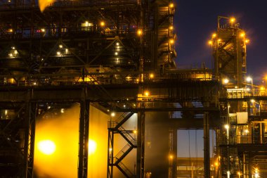 Gece görünümü aydınlatma fener yanma ile modern bir kimyasal tesis yapıları