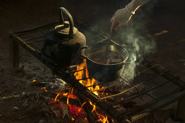 Una Olla Hervidor Agua Sobre Fuego Hogar Portátil Hecho Varillas — Foto de Stock