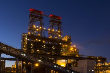 Fener - 4-davul parlak ışıkları, gece endüstriyel yatay bir petrol rafinerisi kok biriminde gecikmeli