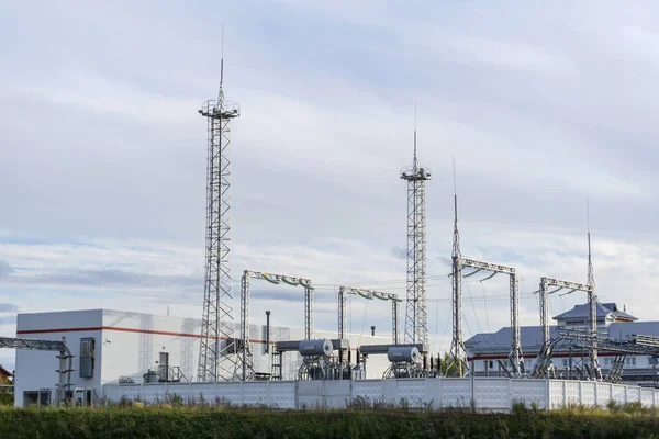 Průmyslová Krajina Moderní Elektrické Rozvodny Věžemi Hromosvod — Stock fotografie