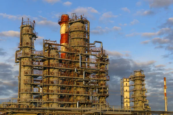 大型复杂的填料蒸馏塔和加热炉在现代化工厂 炼油设备 — 图库照片