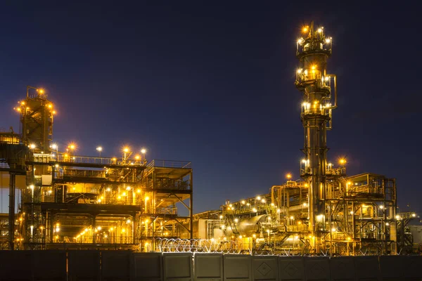 Fener - parlak ışıkları ile gece endüstriyel manzarası sıvı katalitik çatlama biriminde (Fcc) modern bir kimya fabrikası. petrol rafinerisi donatım.
