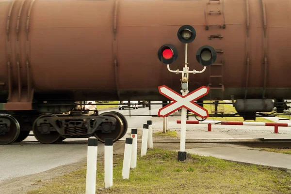 Trafikljus Och Tecken Järnvägsövergång Passagen Ett Godståg Med Tankvagnar — Stockfoto