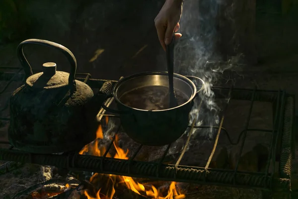 Olla Hervidor Agua Sobre Fuego Hogar Portátil Hecho Varillas Metal — Foto de Stock