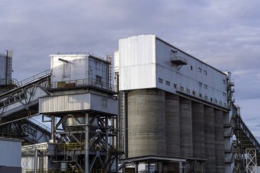 Endüstriyel manzara - depolama ve gevşek malzeme eğimli konveyör galerileri ile için huni yükleme