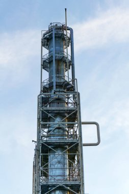 Gökyüzüne karşı modern termal çatlama sütun parçası