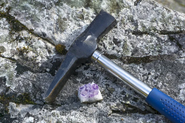 Геологічний Молоток Зразок Аметистового Мінералу Лежать Природному Лишайнику Покритому Камінням — стокове фото