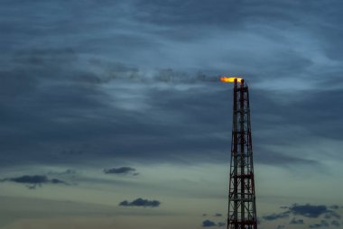 Endüstriyel parlama yanma ilişkili Petrol gaz gökyüzü arka planı için