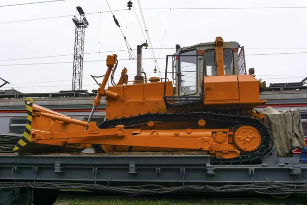 Schwerer Orangefarbener Bulldozer Steht Auf Dem Pritschenwagen Des Zuges Für — Stockfoto