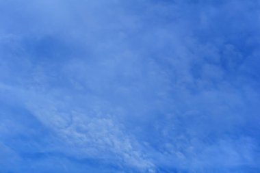 göksel arka plan - mavi gün gökyüzü beyaz cirro-kümülüs bulutlar ile