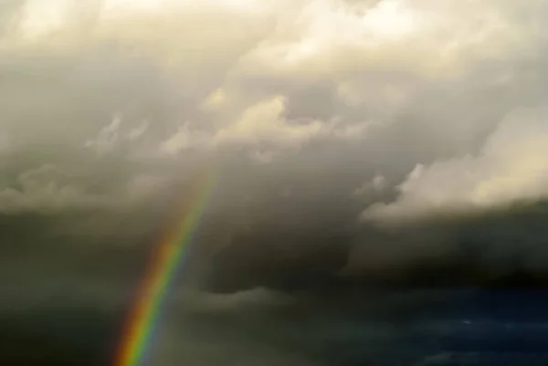 Arcobaleno Contro Nuvole Grigie Del Cielo Tempestoso — Foto Stock