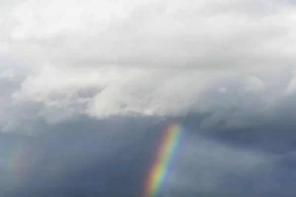 Arcobaleno Contro Nuvole Grigie Del Cielo Tempestoso — Foto Stock