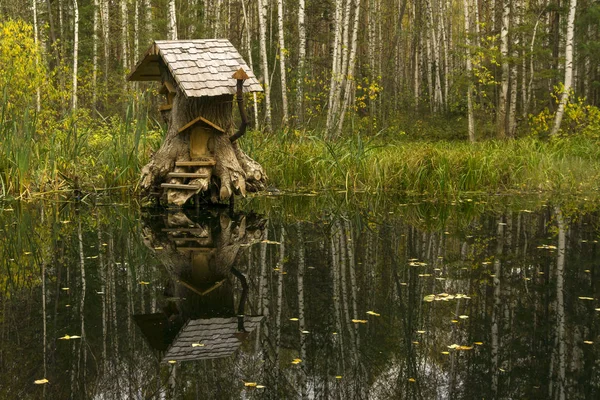 Rerm ロシア Octoder 2018 アート オブジェクト 沼の切り株で妖精の生き物の家 — ストック写真
