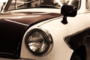 Vintage fotoğraf stilize bir beyaz-kırmızı retro araba ön detay