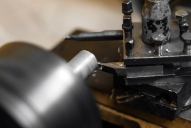 dönen bir iş parçası üzerinde eski bir el ile metal işleme Torna Torna, aracı biraz ipucu üzerinde focus