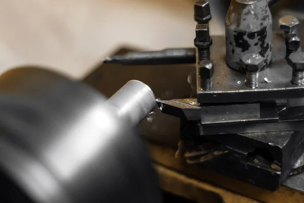 Girando Uma Peça Trabalho Rotativa Torno Metalurgia Manual Antigo Foco — Fotografia de Stock