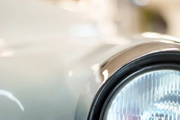 Fundo Embaçado Luz Capuz Com Fragmento Faróis Carro Vintage Fechar — Fotografia de Stock