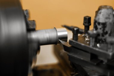 dönen bir iş parçası üzerinde eski bir el ile metal işleme Torna Torna, aracı biraz ipucu üzerinde focus