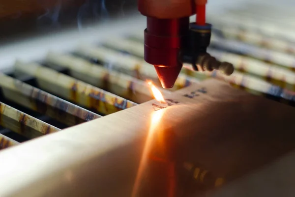 Stufe Der Fertigung Lasergravur Automatischen Modus Nahaufnahme Unscharfer Hintergrund — Stockfoto