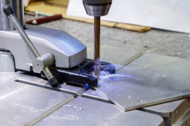 küçük matkap basın yakın çekim bulanık atölye arka plan üzerinde delme işlemi