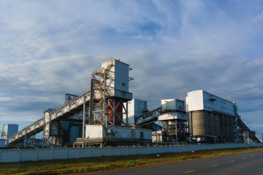 Endüstriyel manzara - depolama ve gevşek malzeme eğimli konveyör galerileri ile için huni yükleme