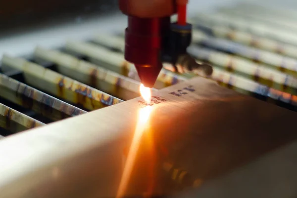 Stufe Der Fertigung Lasergravur Automatischen Modus Nahaufnahme Unscharfer Hintergrund — Stockfoto