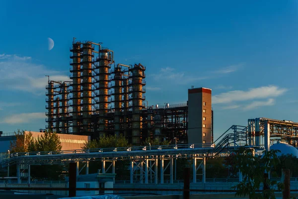 Vacker Kväll Industrilandskapet Med Blå Himmel Och Månen — Stockfoto