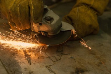 Metal işleme El Daire testere ile yakın çekim, disk çekimde bulanık, birçok sparks görülebilir