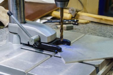 küçük matkap basın bir bulanık atölye arka plan üzerinde çalışmak için hazır