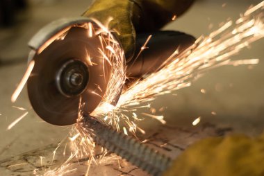 Metal işleme El Daire testere ile yakın çekim, disk çekimde bulanık, birçok sparks görülebilir