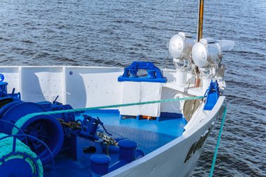 bell, palamar ve demirleme aygıtlarıyla da demirli vintage nehir yolcu gemisini yay