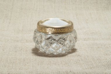 Vintage kristal tuz mahzeni basit tuval tableclot üzerinde