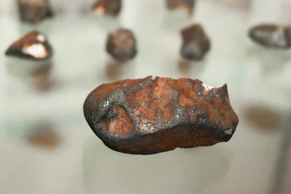 Frammento Meteorite Una Vetrina Vetro Vicino Sullo Sfondo Altri Frammenti — Foto Stock