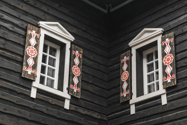 Sochy Venäjä Syyskuuta 2017 Modernit Ikkunat Tasohyppelyillä Perinteisessä Tyylissä — kuvapankkivalokuva