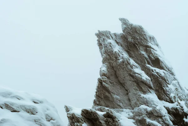 Snow Covered Frosty Beautiful Rock Top Mountain Snowfall Winter Fog — Stock Photo, Image