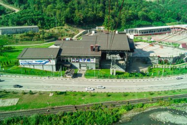 Sochy, Rusya - 20 Eylül 2017: Krasnaya Polyana teleferik kabinde pencere görünümünden