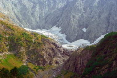 dağ manzarası ile bir erime buzul Kuzey Kafkasya'da bir vadide