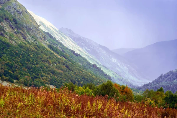 Vista Del Valle Montañoso Otoñal Cubierto Ligera Sombra Lluvia Con — Foto de Stock