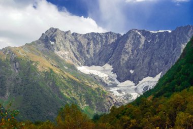 dağ manzarası ile bir erime buzul Kuzey Kafkasya'da bir vadide