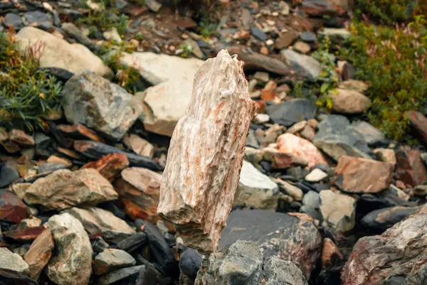 Pedra Paralelepípedo Natural Leve Fica Verticalmente Delicado Equilíbrio Outra Pedra — Fotografia de Stock