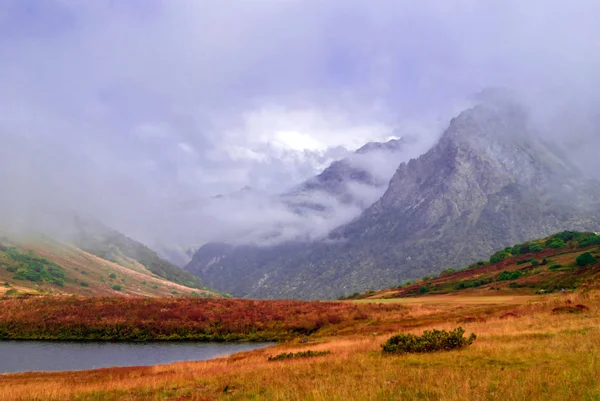 Nebliges Gebirgstal Mit Üppiger Herbstvegetation Und Kleinem See Geschützt Durch — Stockfoto